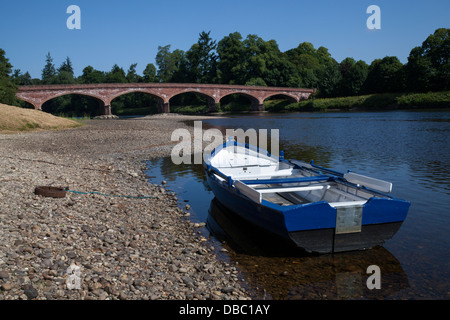 Niedrige Water Kinclaven Straßenbrücke über den Tay in Meikleour auf die A984 an der A93, Blairgowrie, Tayside, Scotland, UK Stockfoto