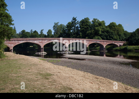 Niedrige Water Kinclaven Straßenbrücke über den Tay in Meikleour auf die A984 an der A93, Blairgowrie, Tayside, Scotland, UK Stockfoto