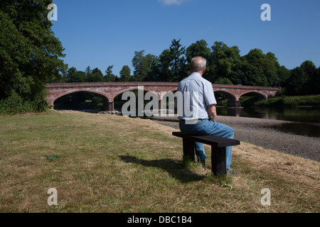 Niedrige Water Kinclaven Straßenbrücke über den Tay in Meikleour auf die A984 an der A93, Blairgowrie, Tayside, Scotland, UK Stockfoto