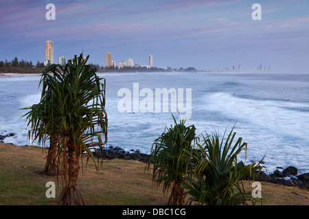 Blick entlang der Küste in der Dämmerung, von Burleigh Heads betrachtet. Burleigh Heads, Gold Coast, Queensland, Australien Stockfoto