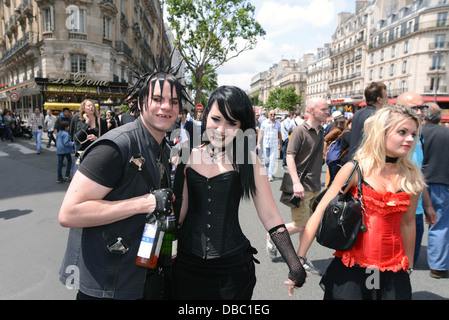 Ein paar französische Punks nehmen Teil an der Pride-Parade in Paris, Frankreich. Stockfoto