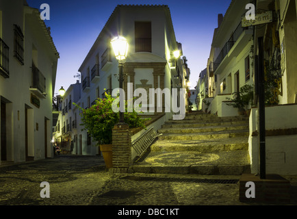 Frigiliana Straße bei Nacht Stockfoto