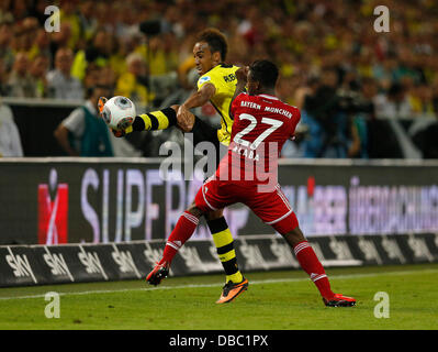 Fußball, Bundesliga, DFL-SuperCup am 27.07.2013 Im Signal Iduna Park in Dortmund Borussia Dortmund - FC Bayern München 4:2 Dortmund Neuzugang Pierre-Emerick AUBAMEYANG (BVB) Li-Setzt Sich Gegen David ALABA (FCB) re-Durch Foto:Norbert Schmidt Stockfoto