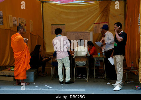 Phnom Penh, Kambodscha. 28. Juli 2013. Die nationale Wahlen für einen neuen Ministerpräsidenten findet in Phnom Penh, Kambodscha. Buddhistische Mönche überwachen den Wahlprozess. Oppositionskandidat Sam Rainsy nimmt eine frühe Führung in Phnom Penh. Der aktuelle Premierminister Hun Sen hat seit 28 Jahren an der macht. Bildnachweis: Kraig Lieb / Alamy Live News Stockfoto