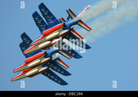 Vier Alpha Jet-Flugzeuge der französischen Patrouille de France-Nationalmannschaft schließen sich während einer Flugschau in enger Formation. Ebenen Stockfoto