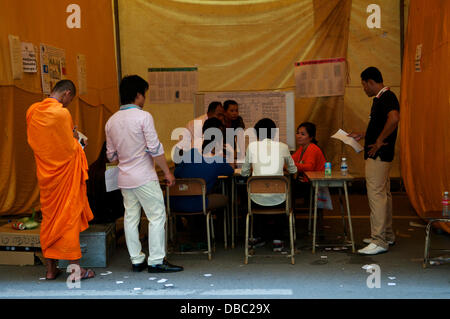 Phnom Penh, Kambodscha. 28. Juli 2013. Die nationale Wahlen für einen neuen Ministerpräsidenten findet in Phnom Penh, Kambodscha. Buddhistische Mönche überwachen den Wahlprozess. Oppositionskandidat Sam Rainsy nimmt eine frühe Führung in Phnom Penh. Der aktuelle Premierminister Hun Sen hat seit 28 Jahren an der macht. Bildnachweis: Kraig Lieb / Alamy Live News Stockfoto