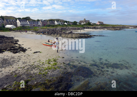 Häuser und der Abtei entlang der Küstenlinie von St Ronan Bucht auf Iona Schottland mit Kajaks am Strand Stockfoto