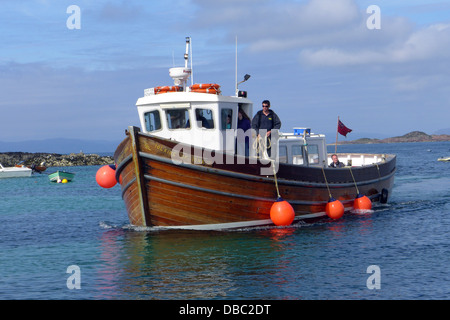Eines der Boote, die die Reise von der Isle of Mull Schottland Staffa stellen docken an der Anlegestelle in Fionnphort wird vorbereitet. Stockfoto