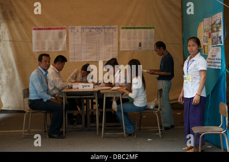 Phnom Penh, Kambodscha. 28. Juli 2013. Die nationale Wahlen für einen neuen Ministerpräsidenten findet in Phnom Penh, Kambodscha. die Zählung fort, Hun Sen ist #4, Sam Rainsy ist #7. Oppositionskandidat Sam Rainsy nimmt eine frühe Führung in Phnom Penh. Der aktuelle Premierminister Hun Sen hat seit 28 Jahren an der macht. Bildnachweis: Kraig Lieb / Alamy Live News Stockfoto