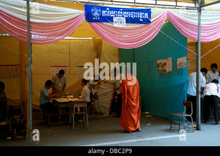 Phnom Penh, Kambodscha. 28. Juli 2013. Die nationale Wahlen für einen neuen Ministerpräsidenten findet in Phnom Penh, Kambodscha. Buddhistische Mönche überwachen den Wahlprozess. Oppositionskandidat Sam Rainsy nimmt eine frühe Führung in Phnom Penh. Der aktuelle Premierminister Hun Sen hat seit 28 Jahren an der macht. Bildnachweis: Kraig Lieb/Alamy Live-Nachrichten Stockfoto