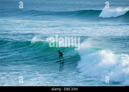 Surfer auf einer Welle. Burleigh Heads, Gold Coast, Queensland, Australien Stockfoto