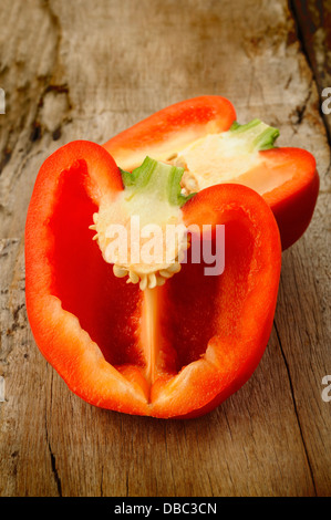 Querschnitt rote Paprika auf hölzernen Hintergrund Stockfoto