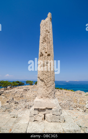 Einsame Spalte des Tempels des Apollo auf die antike Stätte von Hill Koloni, Aegina Insel, Griechenland Stockfoto