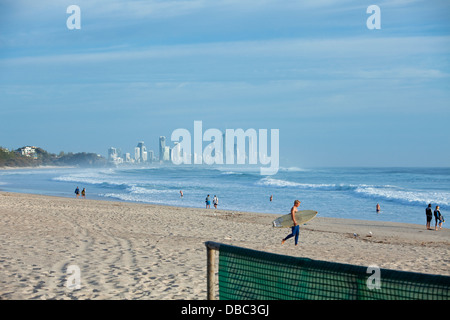 Burleigh Heads Strand im Morgengrauen mit Surfers Paradise Skyline im Hintergrund. Burley Heads, Gold Coast, Queensland, Australien Stockfoto