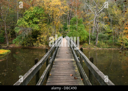 Eine hölzerne Fußgängerbrücke über Little Miami River im südwestlichen Herbst, John Bryan State Park, Ohio, USA Stockfoto