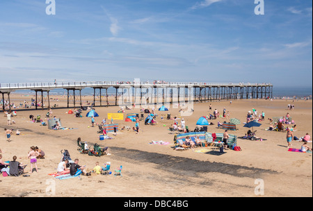 Saltburn-by-the-Sea Cleveland UK Busy Strand mit Blick auf den Pier Stockfoto