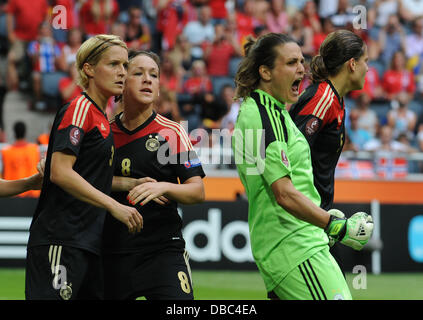 Goalkeeper Nadine Angerer (R) reagiert nach dem Speichern eines Elfmeter während der UEFA Women's EURO 2013 abschließende Fußballspiel zwischen Deutschland und Norwegen in der Freunde-Arena in Solna, Schweden 28. Juli 2013. Foto: Carmen Jaspersen/Dpa +++(c) Dpa - Bildfunk +++ Stockfoto