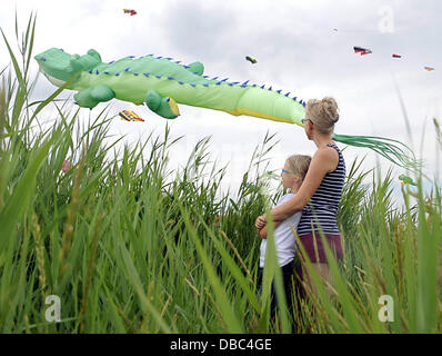 Nicole Rudolf aus Wilhelmshaven und ihre Daugjter Hanna viel Freude beim betrachten Drachen aller Varianten am Strand in Schillig, Deutschland, 28. Juli 2013. Das Drachenfest am Jadebusen zieht Nuserous Kiten Organisationen und Besucher in die Nordsee zu kommen. Foto: INGO WAGNER Stockfoto