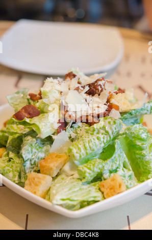 Schließen Sie Caesar Salat auf weißen Teller, frisch und lecker Stockfoto