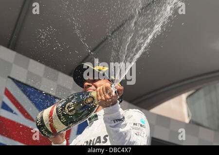 Budapest, Ungarn. 28. Juli 2013. 2013 Hugarian Grand Prix, Hungaroring. Lewis Hamilton sprüht Feier Champagner vom Podium, als er den Hungaroring GP Kredit gewinnt: Action Plus Sport/Alamy Live News Stockfoto