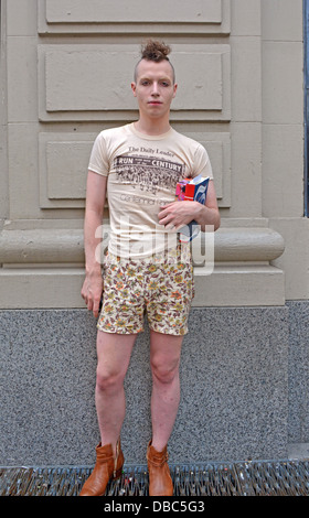 Junger Mann mit einem Mohawk-Frisur und ungerade Shorts mit Büchern in Greenwich Village New York City Stockfoto