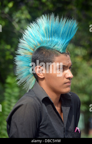 Porträt eines jungen Mannes mit einem bunten Mohawk Haarschnitt am Union Square Park in New York City Stockfoto