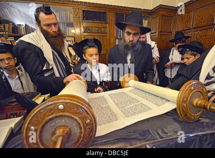 Religiöse Juden beten in der Rebbe Studie Lubawitsch Hauptquartier in Brooklyn, New York. Bar Mizwa jungen aufgerufen, um die Thora. Stockfoto