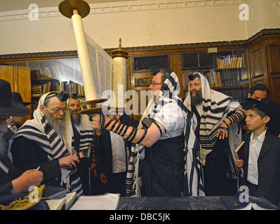 Donnerstagmorgen Dienstleistungen in der Rebbe Studie. Die Thora gehoben vor geschlossen und an der Heiligen Arche zurückgegeben Stockfoto