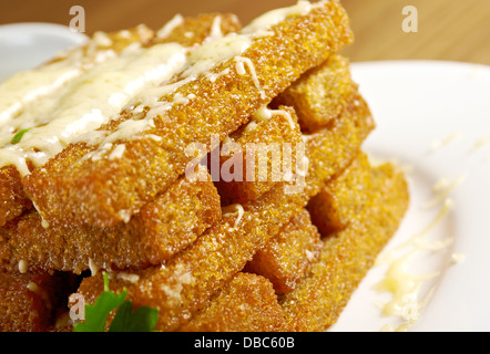 Snack-Braten-Zwieback aus dunklem Brot mit Käse Stockfoto