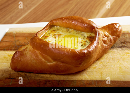 Adjaruli Khachapuri, gefüllt mit Käse und garniert rausgekommen Gericht der georgischen Küche Stockfoto