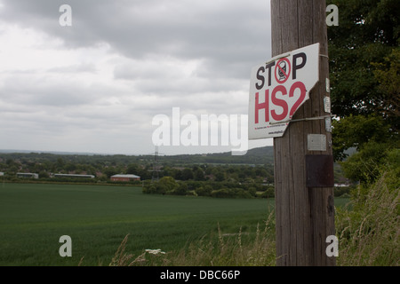 Ein gebrochenen HS2 Protest Zeichen an einen Telegrafenmast in Wendover, Buckinghamshire befestigt. Der Blick geht in Richtung Wendover Woods. Stockfoto