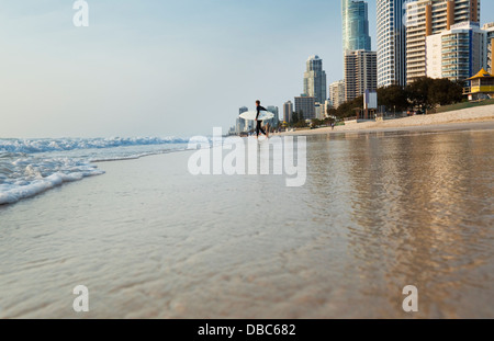 Blick entlang der Strand für Surfer und Skyline an der Goldküste. Gold Coast, Queensland, Australien Stockfoto