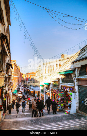 Rialto-Brücke (Ponte Di Rialto) an einem sonnigen Tag in Venedig. Es ist das älteste und eines der vier Brücken über den Canal Grande. Stockfoto