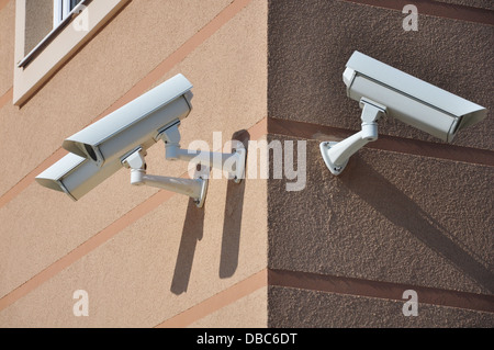 Gebäude mit Überwachungskameras beobachten rund um Stockfoto