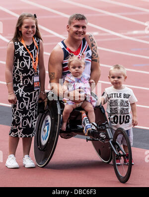 London, UK. 28. Juli 2013. vier Mal Paralympic gold Medalist David Weir T54 Meile im IPC international Challenge gewinnt, David Weir feiert Sieg mit seiner Familie, Sainsbury's International Para Challenge, Sainsbury Jubiläumsspiele in London. Foto: Credit: Rebecca Andrews/Alamy Live-Nachrichten Stockfoto