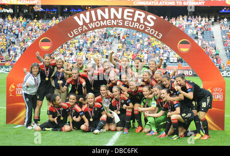 Solna, Schweden. 28. Juli 2013. Das deutsche Team feiern den Sieg des UEFA Women «s EURO 2013 Finale Fußball match zwischen Deutschland und Norwegen in der Freunde-Arena in Solna, Schweden 28. Juli 2013. Foto: Carmen Jaspersen/Dpa/Alamy Live News Stockfoto