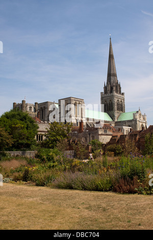 Kathedrale-Kirche der Heiligen Dreifaltigkeit, auch bekannt als Chichester Cathedral aus der Bischofs Palastgärten betrachtet. Stockfoto