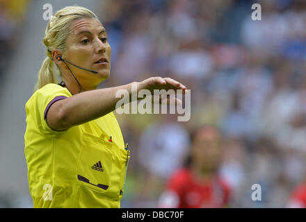 Solna, Schweden. 28. Juli 2013. Cristina Dorcioman Schiedsrichter reagiert während der UEFA Women «s EURO 2013 Finale Fußball match zwischen Deutschland und Norwegen in der Freunde-Arena in Solna, Schweden 28. Juli 2013. Foto: Carmen Jaspersen/Dpa/Alamy Live News Stockfoto