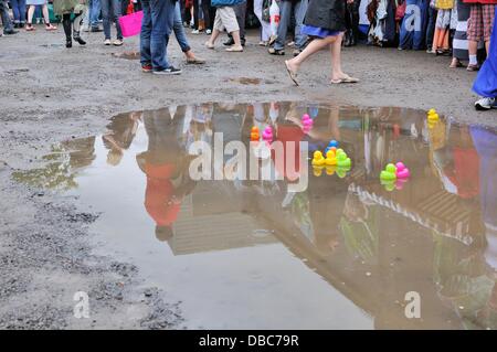 Glasgow, UK. 28. Juli 2013. Kunststoff Enten schwimmen auf einer Pfütze im Merchant City Festival in Glasgows Merchant City nach Regen fiel. Die hitzewelle Wetter kann zu Ende in Glasgow kommen, aber es konnte nicht die Freude hatte, die von Besuchern des Festivals zu dämpfen. Stockfoto