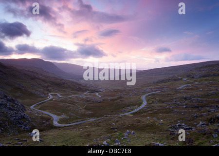 Tagesanbruch über den dramatischen Healy Pass auf der Beara Halbinsel West Cork Irland Stockfoto