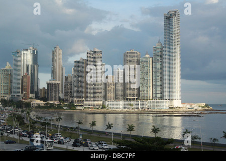 Bereich der Punta Paitilla, Panama-Stadt, zeigen die modernen Wolkenkratzer, die die Skyline zu machen. Die Cinta Costera und Bucht vor. Stockfoto