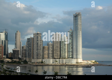 Bereich der Punta Paitilla, Panama-Stadt, zeigen die modernen Wolkenkratzer, die die Skyline zu machen. Die Cinta Costera und Bucht vor. Stockfoto