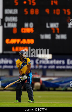 Leicester, UK. Sonntag, 28. Juli 2013.  Yorkshires Azeem Rafiq Vlies vor dem Grace Road-Anzeiger. Aktion von FriendsLife t20 Nordgruppe Cricket match zwischen Leicestershire Foxes und Yorkshire Wikinger. Bildnachweis: Graham Wilson/Alamy Live-Nachrichten Stockfoto