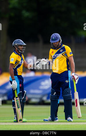 Leicester, UK. Sonntag, 28. Juli 2013.  Yorkshires Azeem Rafiq und Liam Plunkett teilen eine halbherzige Faust-Pumpe. Aktion von FriendsLife t20 Nordgruppe Cricket match zwischen Leicestershire Foxes und Yorkshire Wikinger. Bildnachweis: Graham Wilson/Alamy Live-Nachrichten Stockfoto