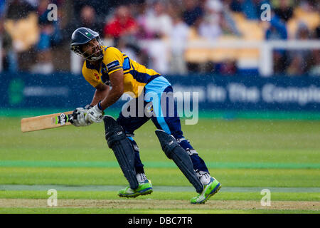 Leicester, UK. Sonntag, 28. Juli 2013.  Yorkshires Azeem Rafiq Uhren einen Bein Blick Friends Life t20 für vier während einer regnerischen Übereinstimmung zwischen Leicestershire Foxes und Yorkshire Wikinger hineingehen. Bildnachweis: Graham Wilson/Alamy Live-Nachrichten Stockfoto