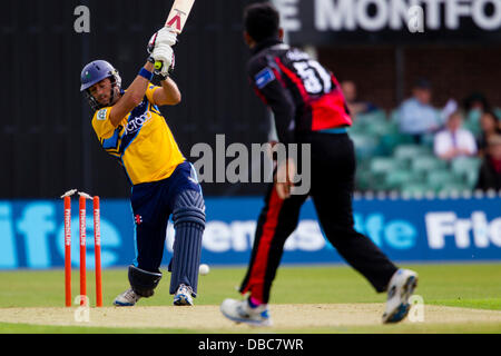 Leicester, UK. Sonntag, 28. Juli 2013.  Yorkshires Liam Plunkett (links) ist überwältigt von Leicestershires Shiv Thakor (rechts). Aktion von FriendsLife t20 Nordgruppe Cricket match zwischen Leicestershire Foxes und Yorkshire Wikinger. Bildnachweis: Graham Wilson/Alamy Live-Nachrichten Stockfoto