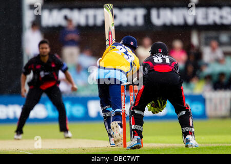Leicester, UK. Sonntag, 28. Juli 2013. Yorkshires Moin Ashraf (Mitte) ist von Leicestershires Shakib Al Hasan rollte. Aktion von FriendsLife t20 Nordgruppe Cricket match zwischen Leicestershire Foxes und Yorkshire Wikinger. Bildnachweis: Graham Wilson/Alamy Live-Nachrichten Stockfoto