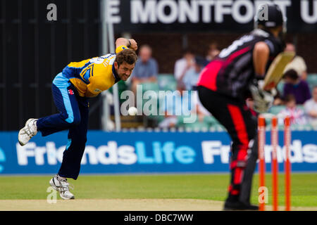Leicester, UK. Sonntag, 28. Juli 2013.  Yorkshires Liam Plunkett (links) Schalen an Leicestershires Josh Cobb (rechts). Aktion von FriendsLife t20 Nordgruppe Cricket match zwischen Leicestershire Foxes und Yorkshire Wikinger. Bildnachweis: Graham Wilson/Alamy Live-Nachrichten Stockfoto