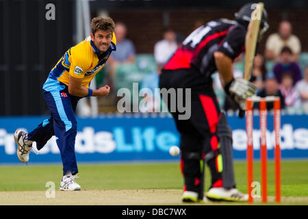 Leicester, UK. Sonntag, 28. Juli 2013. Yorkshires Liam Plunkett (links) Schalen bei Leicestershires Greg Smith (rechts). Aktion von FriendsLife t20 Nordgruppe Cricket match zwischen Leicestershire Foxes und Yorkshire Wikinger. Bildnachweis: Graham Wilson/Alamy Live-Nachrichten Stockfoto