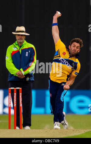 Leicester, UK. Sonntag, 28. Juli 2013. Yorkshires Liam Plunkett bowling. Aktion von FriendsLife t20 Nordgruppe Cricket match zwischen Leicestershire Foxes und Yorkshire Wikinger. Bildnachweis: Graham Wilson/Alamy Live-Nachrichten Stockfoto